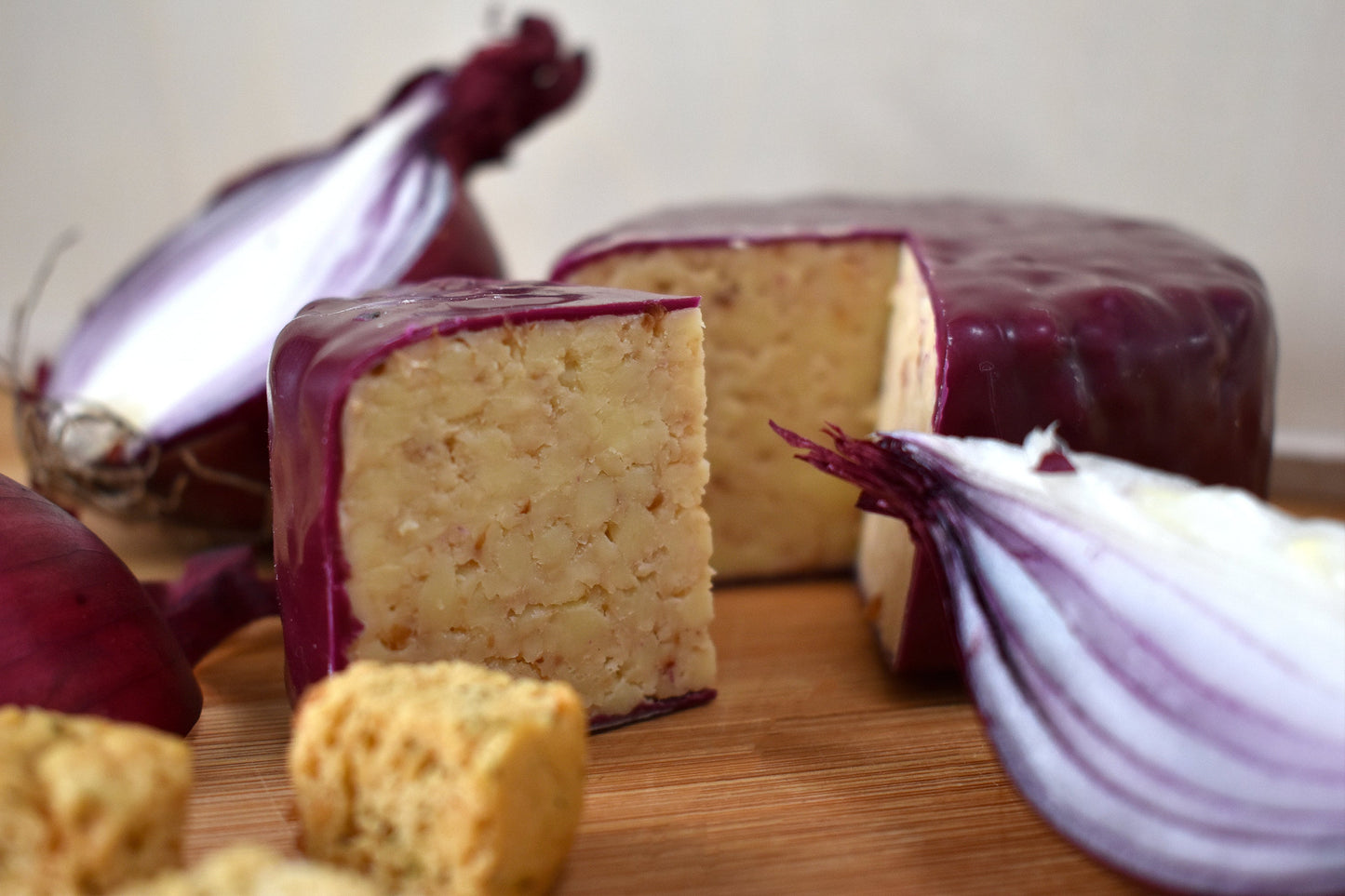 Caramelised Red Onion & Wine Cheddar Cheese Truckle, 200g